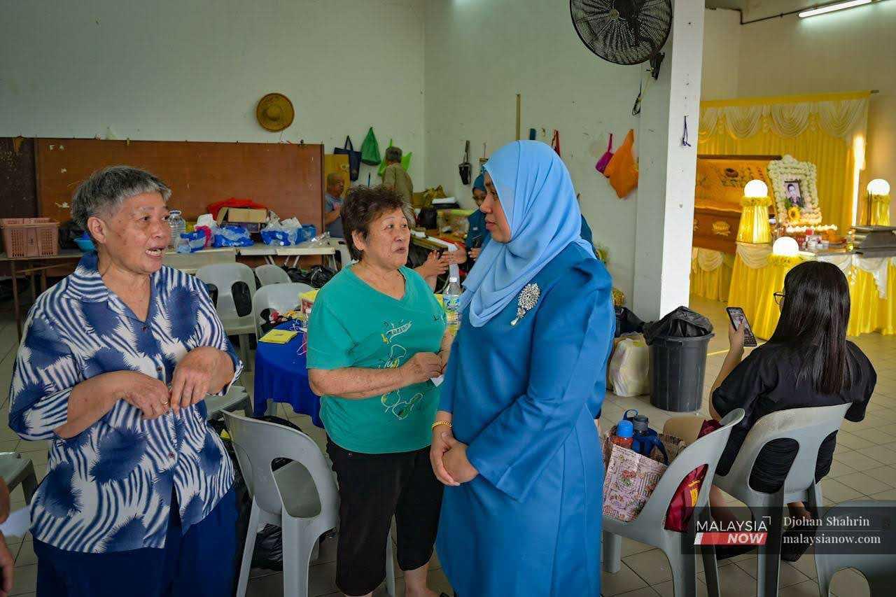 Sasha Lyna visits a family mourning the loss of a family member and expresses her condolences. The Chinese community in Kampung Baru hopes to have a special hall for funeral services in the future.