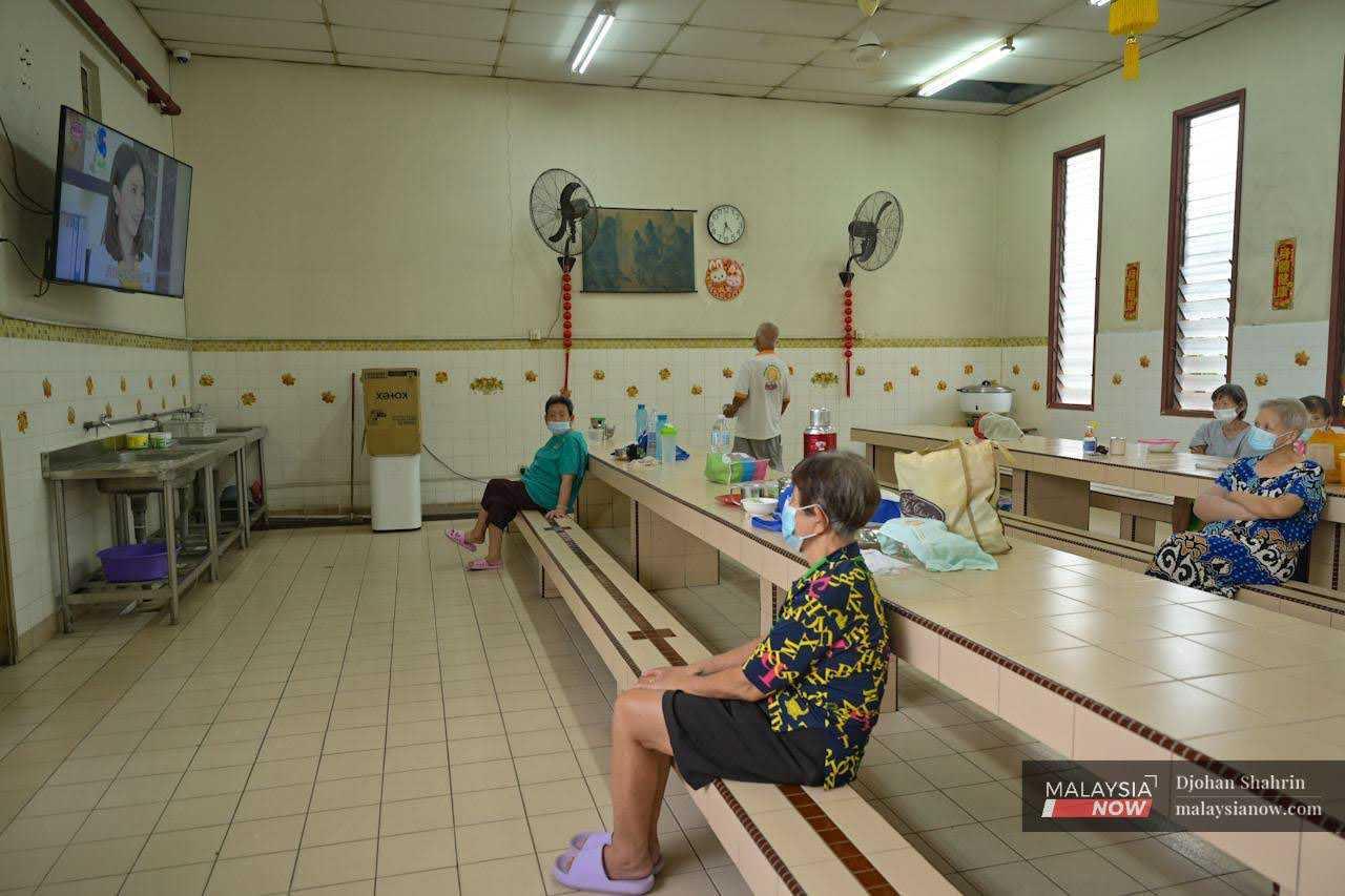 They carry out day-to-day activities independently, such as washing their own clothes and maintaining the cleanliness of their surroundings. Sometimes they watch TV in the cafeteria.