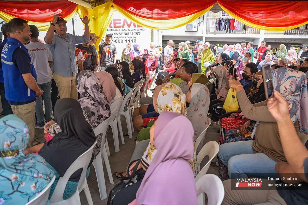 Altimet speaks to the predominantly Malay residents of Taman Mulia Jaya, accompanied by Pakatan Harapan and Barisan Nasional machinery.