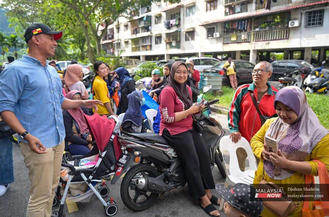 The rapper turned politician interacts with several residents at Taman Mulia Jaya.