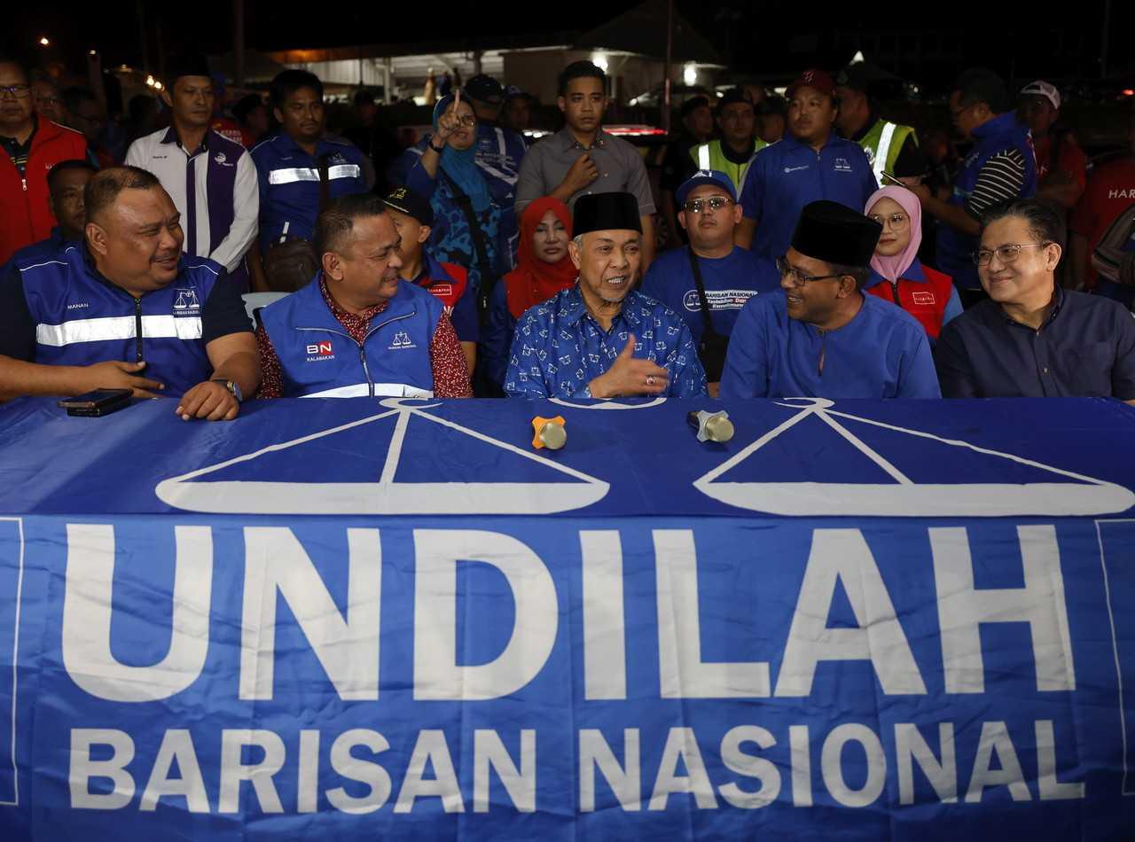 Barisan Nasional chairman Ahmad Zahid Hamidi (centre) with the coalition's candidate for the Kuang state seat, Hasnal Rezua Merican Habib Merican (second right) at a campaign event in Rawang, Aug 3. Photo: Bernama