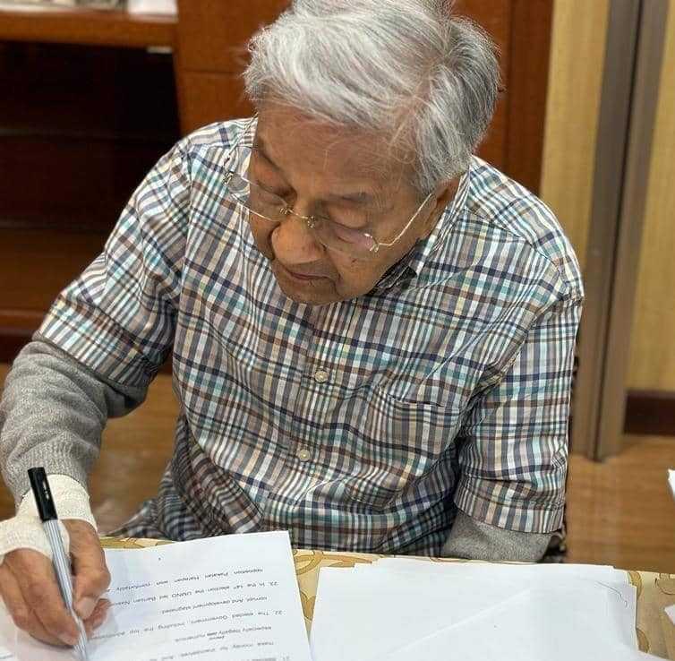 A photo shared on Dr Mahathir Mohamad's Facebook account of the former leader at the National Heart Institute. Photo: Facebook