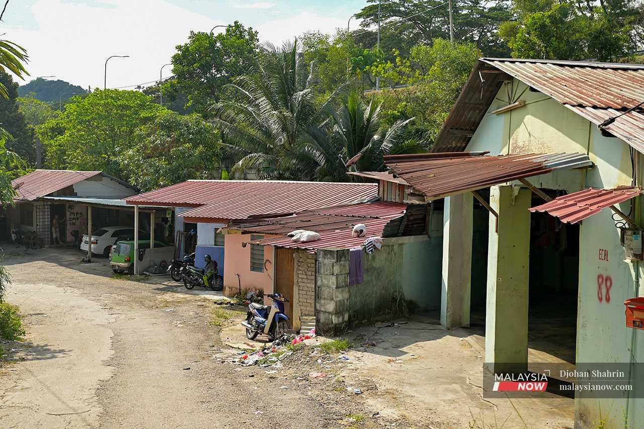 Rumah-rumah di Desa Mukmin Warisan, Batu 7 Gombak ditanda cat merah untuk menunjukkan ia akan dirobohkan bagi memberi laluan kepada projek ECRL. 