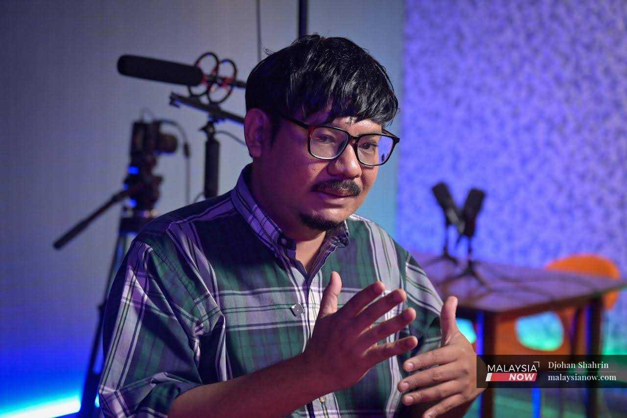 YB Viral, pempengaruh media sosial yang banyak berkongsi pandangan berkaitan isu-isu panas berkaitan polisi kerajaan dan kepentingan rakyat ketika wawancara di Taman Melawati.