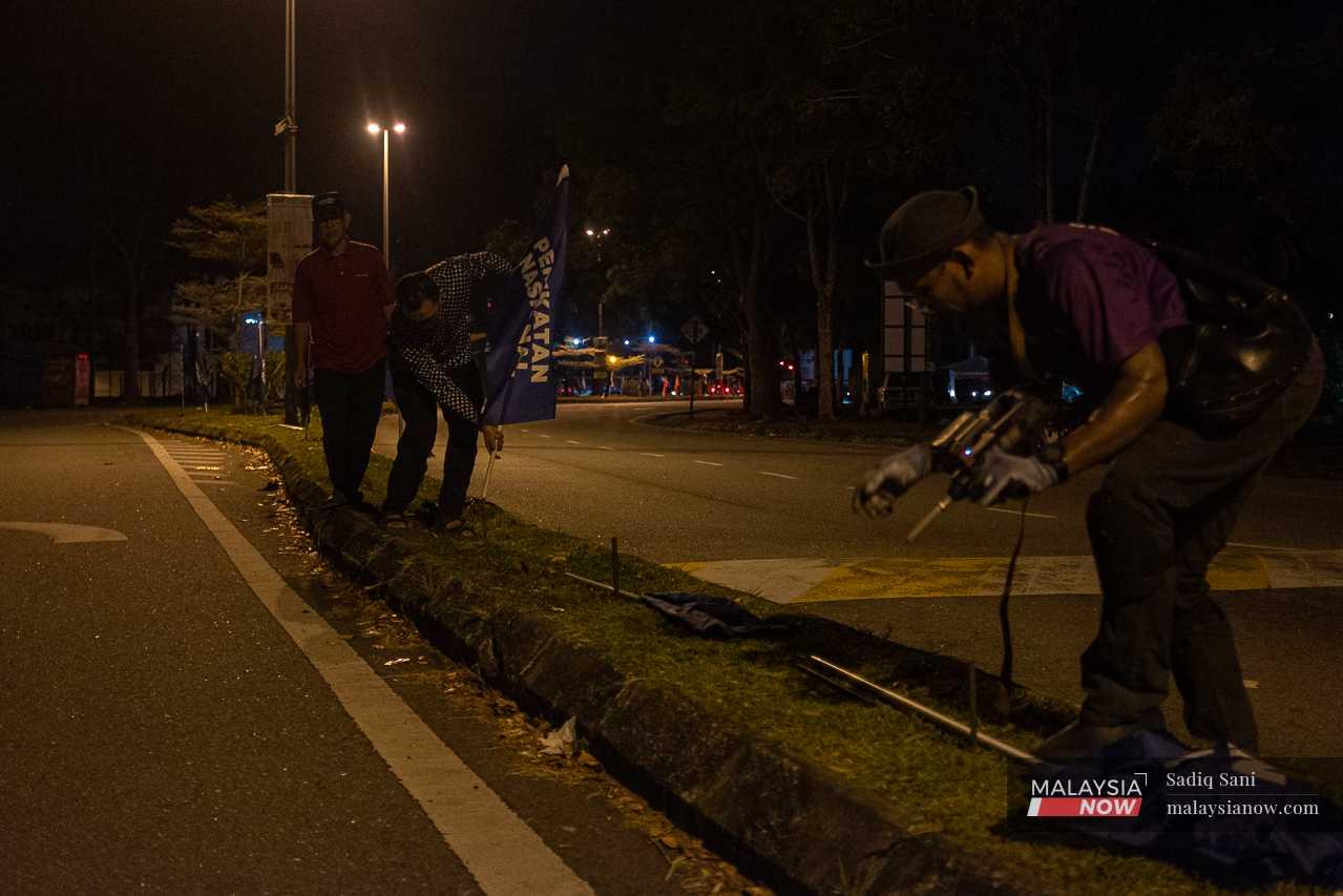 Another volunteer uses some equipment as well in Section 8 Bandar Baru Bangi. 