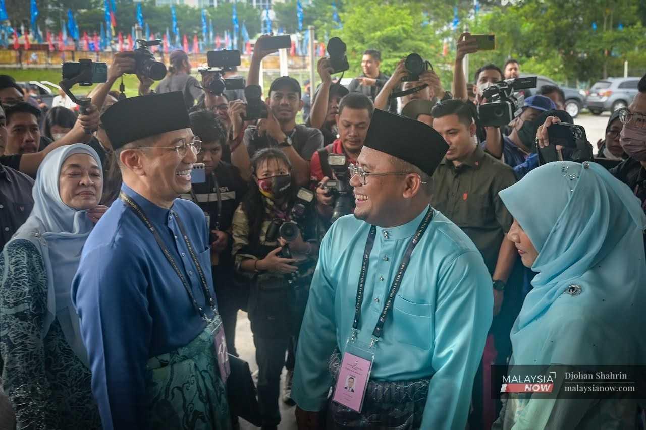 Selangor Menteri Besar Amirudin Shari (right) and his predecessor, Mohamed Azmin Ali.