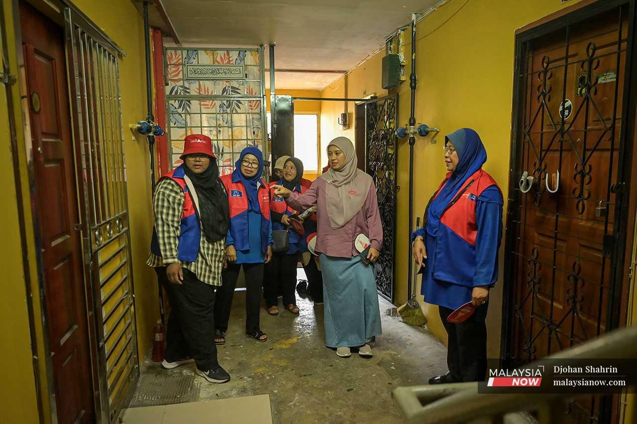 Juwairiya and the accompanying election workers continue their tour of the apartments, determined to meet as many voters as they can before polling day. 