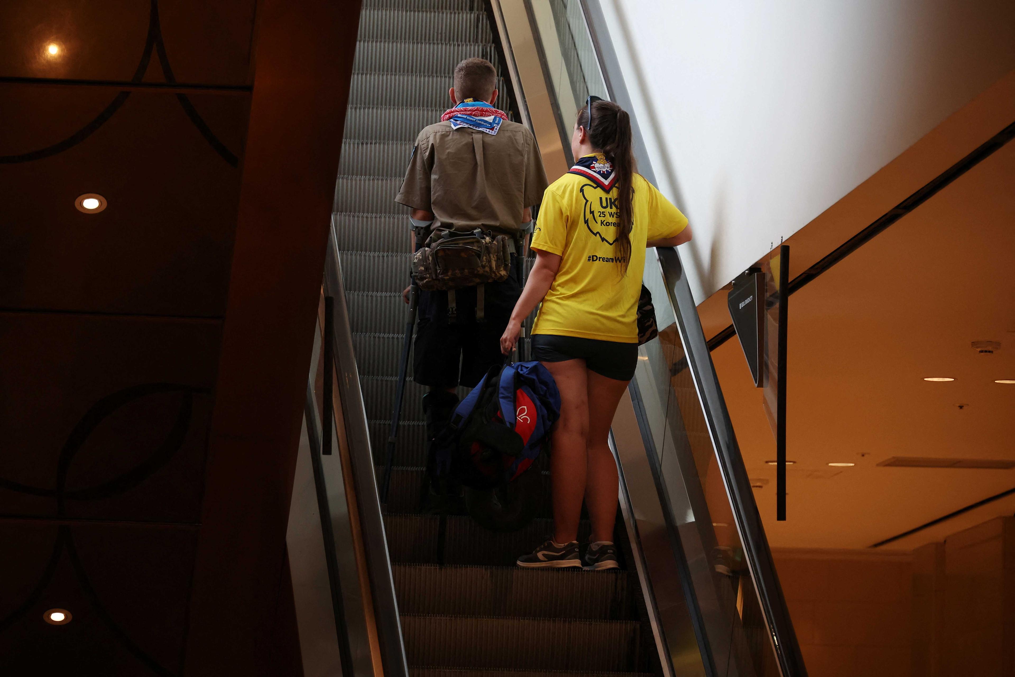 An injured British participant who left a camping site of the 25th World Scout Jamboree arrives at a hotel in Seoul, South Korea, Aug 5. Photo: Reuters