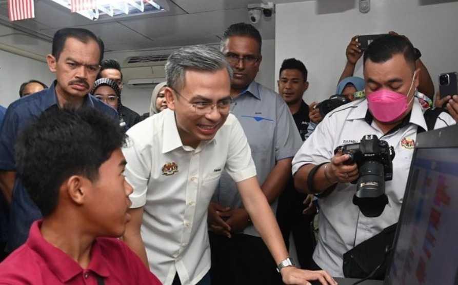 There has been a series of crackdowns on media critical of the government, with the Malaysian Communication and Multimedia Commission under Fahmi Fadzil's ministry blocking access to several websites.