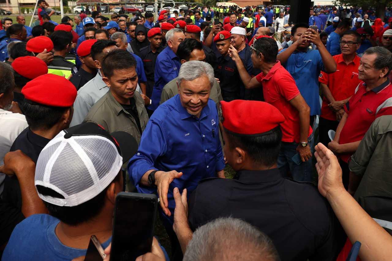Timbalan Perdana Menteri Ahmad Zahid Hamidi bersalaman dengan penyokong pada majlis pelancaran jentera pilihan raya di Kuala Terengganu, 28 Julai. Gambar: Bernama
