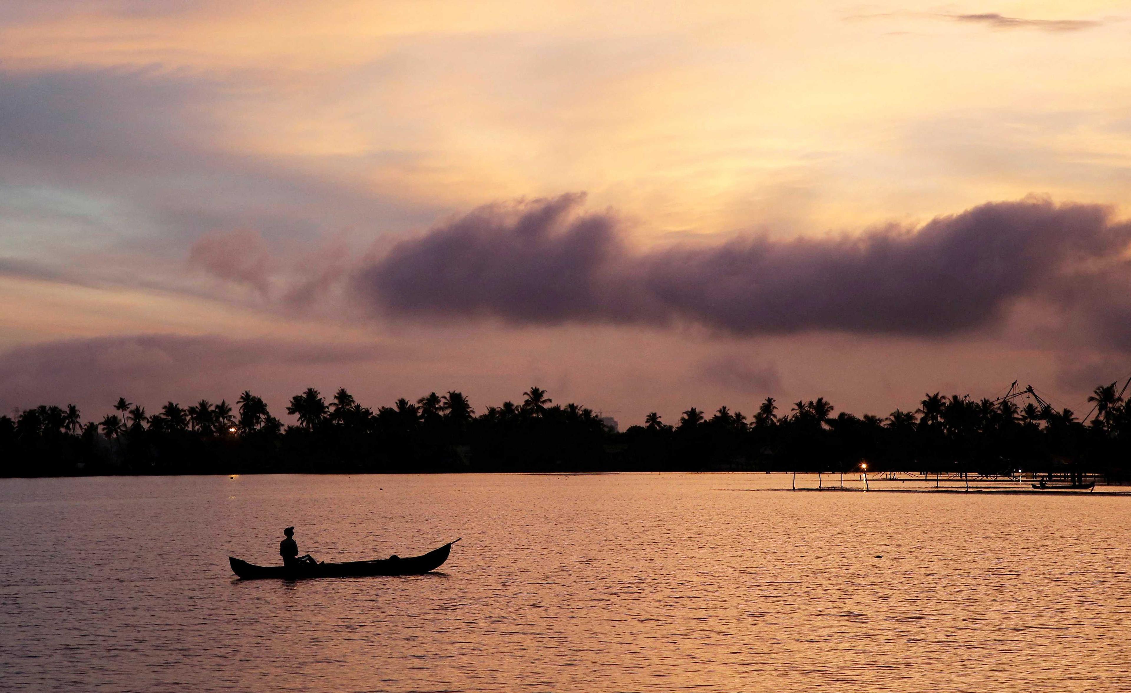 A man rows his boat in the tributary waters of Vembanad Lake against the backdrop of pre-monsoon clouds on the outskirts of Kochi, India, June 7, 2019. Photo: Reuters