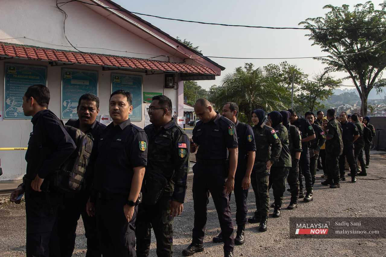 Police officers queue to cast their ballots as early as 8am at Markas Briged Tengah Pasukan Gerakan Am in Cheras, which is an early voting centre.