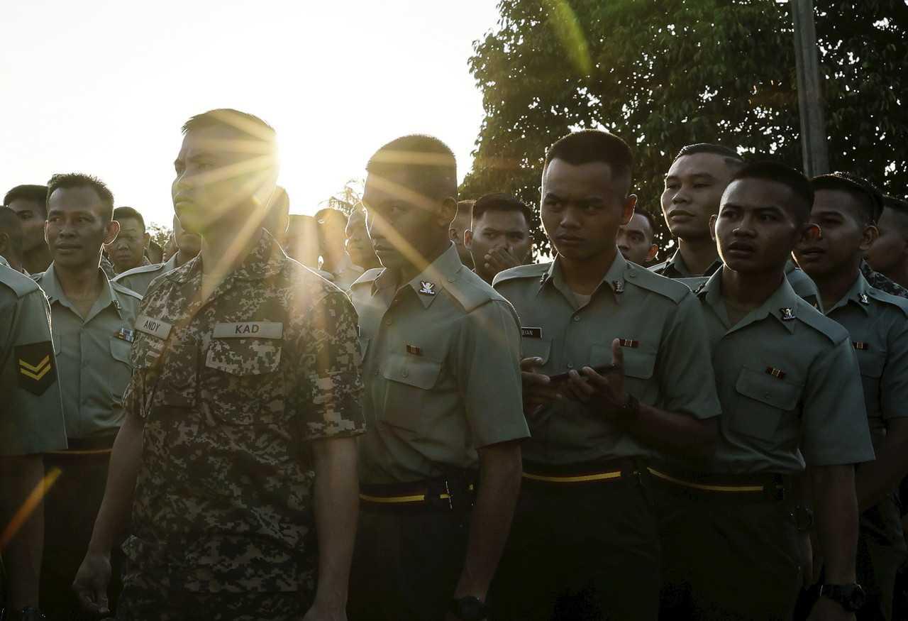 Anggota tentera beratur untuk menunaikan tanggungjawab sebagai pengundi di Pusat Pengundian Awal Sekolah Kebangsaan Kem Lapangan Terbang Sungai Layar sempena Pilihan Raya Negeri (PRN) Kedah hari ini. Gambar: Bernama