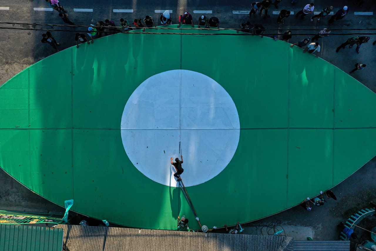 Petugas pilihan raya PAS memasang bendera gergasi berbentuk wau menjelang pilihan raya negeri di Chukai, Terengganu, 6 Ogos. Gambar: Bernama