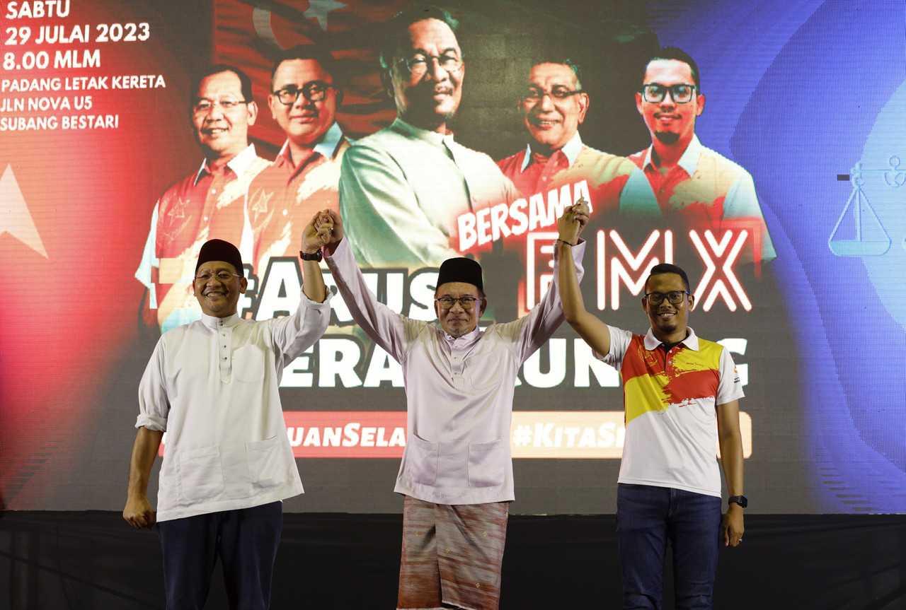 Calon Paya Jaras Mohd Khairuddin Othman (kiri) bersama Perdana Menteri Anwar Ibrahim (tengah) dan calon Kota Damansara Muhammad Izuan Ahmad Kasim (kanan) pada majlis kempen di Subang Bestari, Shah Alam, 29 Julai. Gambar: Bernama