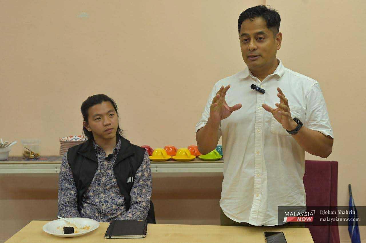 Pakatan Harapan candidate for Seri Setia, Fahmi Ngah, introduces himself to the attendees.