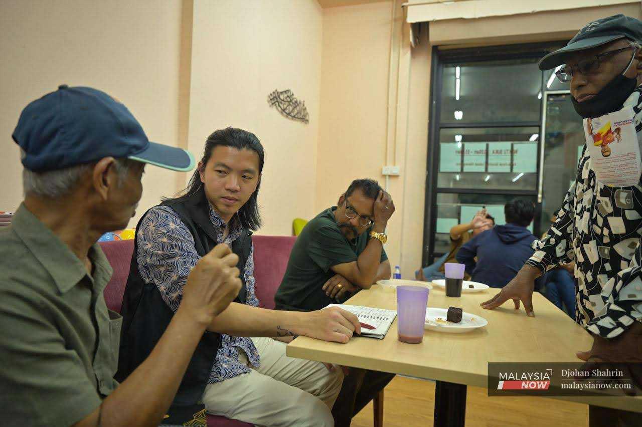 Dobby listens and jots down various pieces of information from the attendees about the needs and issues faced by people in Kelana Jaya.