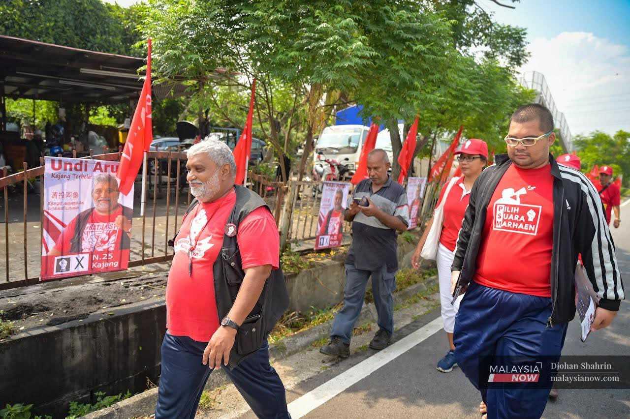 Arul, an economics graduate from Universiti Kebangsaan Malaysia, engages in politics as a larger platform to voice societal issues in the legislative assembly if elected as a representative. Here, Arul, along with several party members, are seen traveling from one area to another, campaigning.