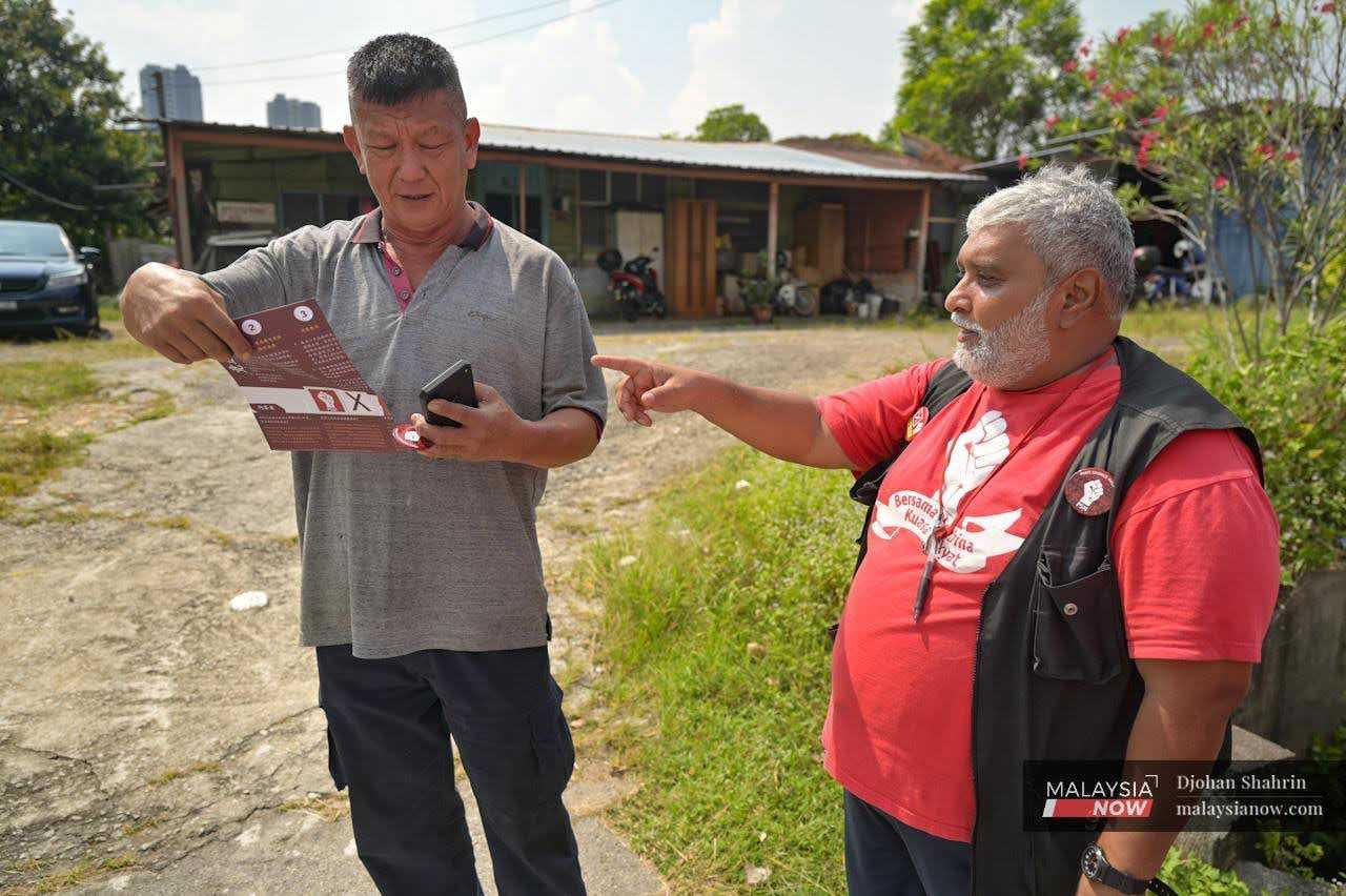 Arul meets residents and distributes his campaign pamphlets. Despite being a prominent activist and working hard for the marginalised, exploited, and downtrodden communities, mainly estate workers, in the country, his journey into politics has been a difficult one, full of ups and downs.