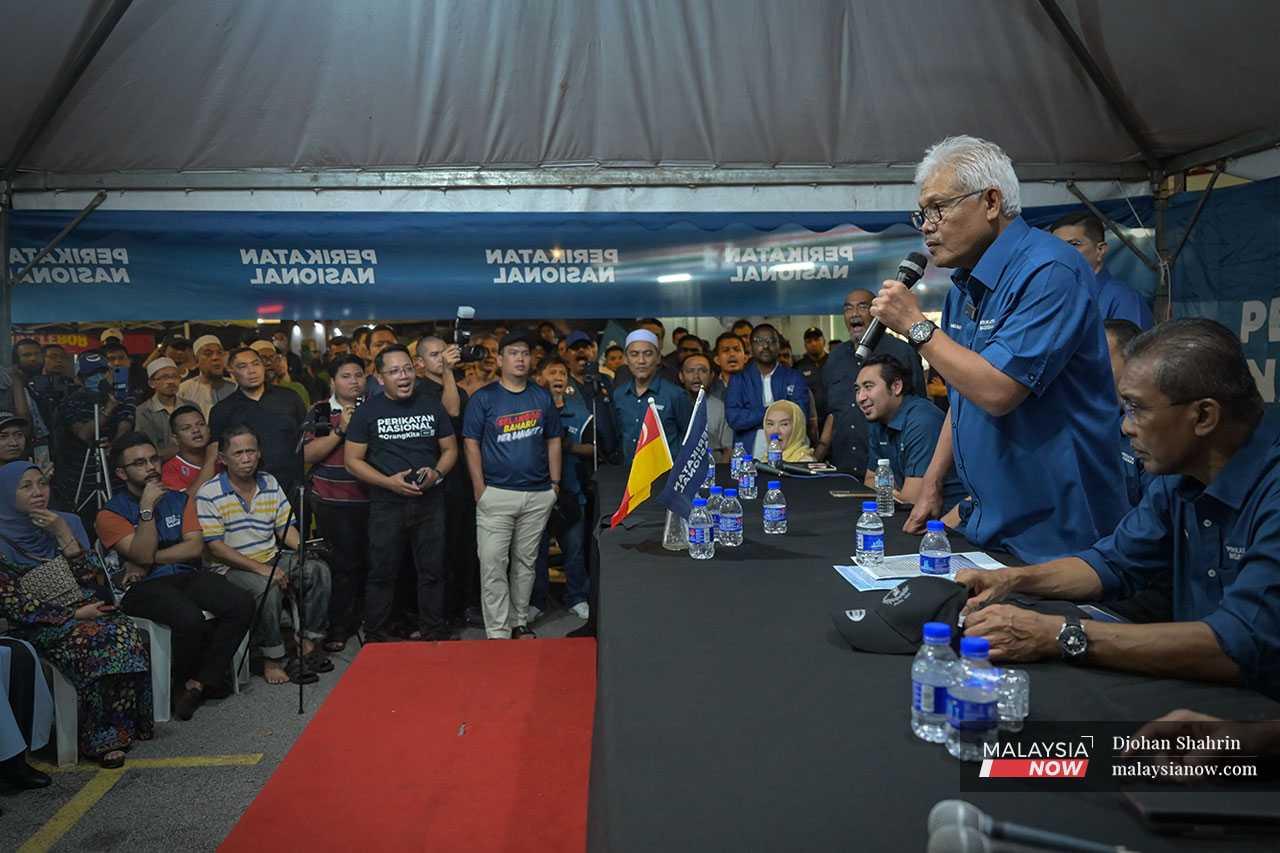 Ketua Pembangkang, Hamzah Zainudin turut tidak ketinggalan berucap pada ceramah umum kempen pilihan raya DUN Hulu Kelang.