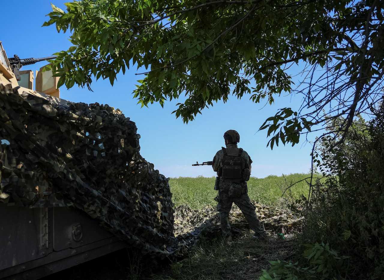 A member of an air defence unit of the Ukrainian border guard stands in position at a front line, amid Russia's attack on Ukraine, in Donetsk region, Aug 9. Photo: Reuters