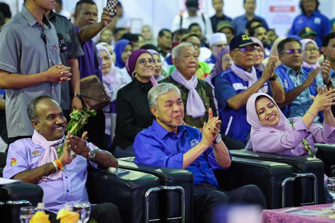 Barisan Nasional chairman Ahmad Zahid Hamidi with Human Resources Minister V Sivakumar (left) and Umno's Shahrizat Abdul Jalil (right) in Gombak, Aug 10. Photo: Bernama