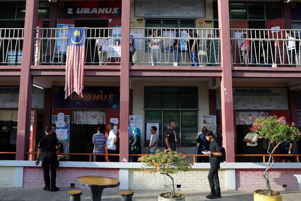 Pengundi beratur untuk menunggu giliran membuang undi di pusat mengundi di Bukit Mertajam. Gambar: Bernama