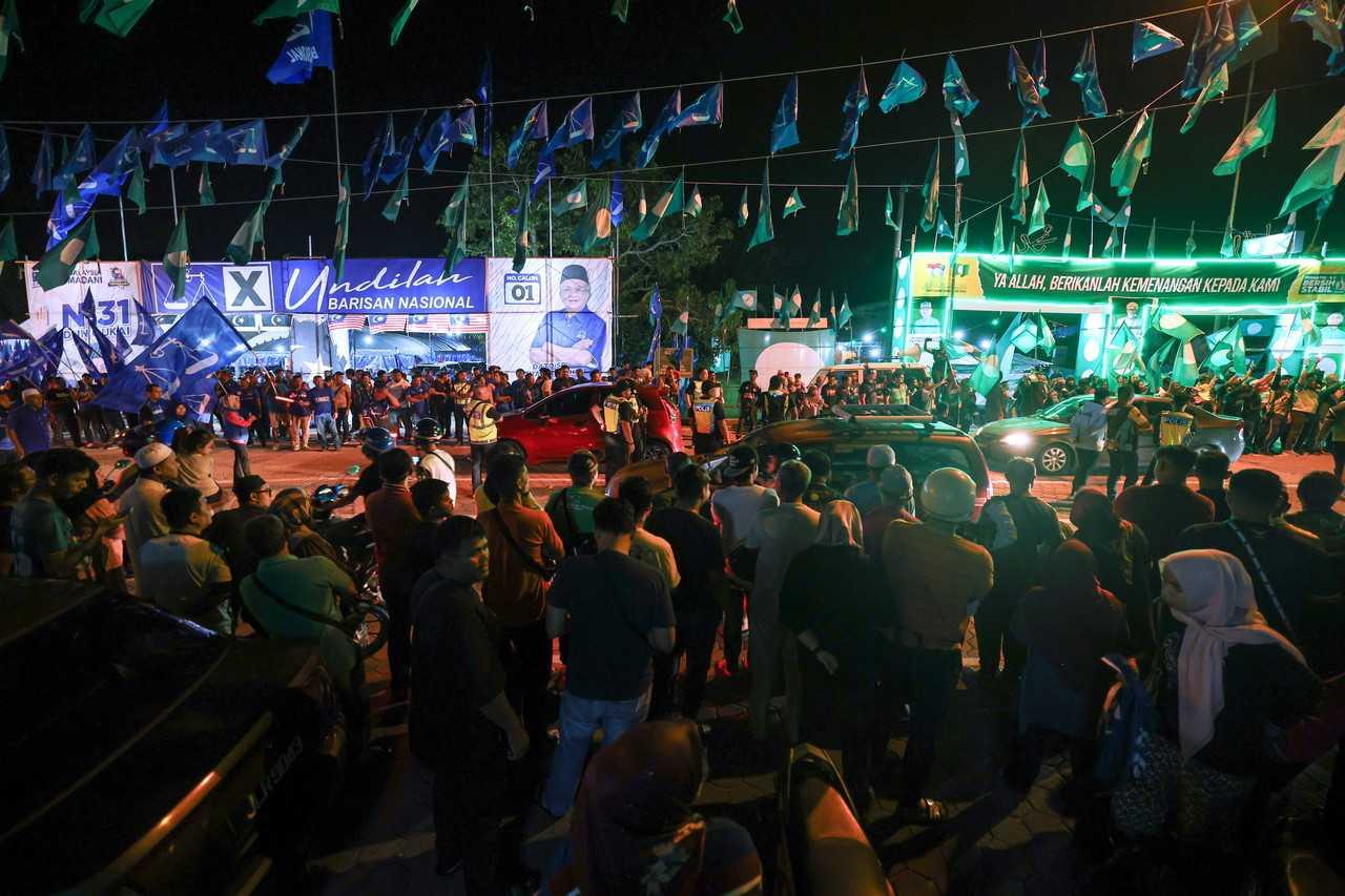 Supporters of Barisan Nasional and PAS gather during the final night of campaigning for the Terengganu state election in Chukai, Aug 11. Photo: Bernama
