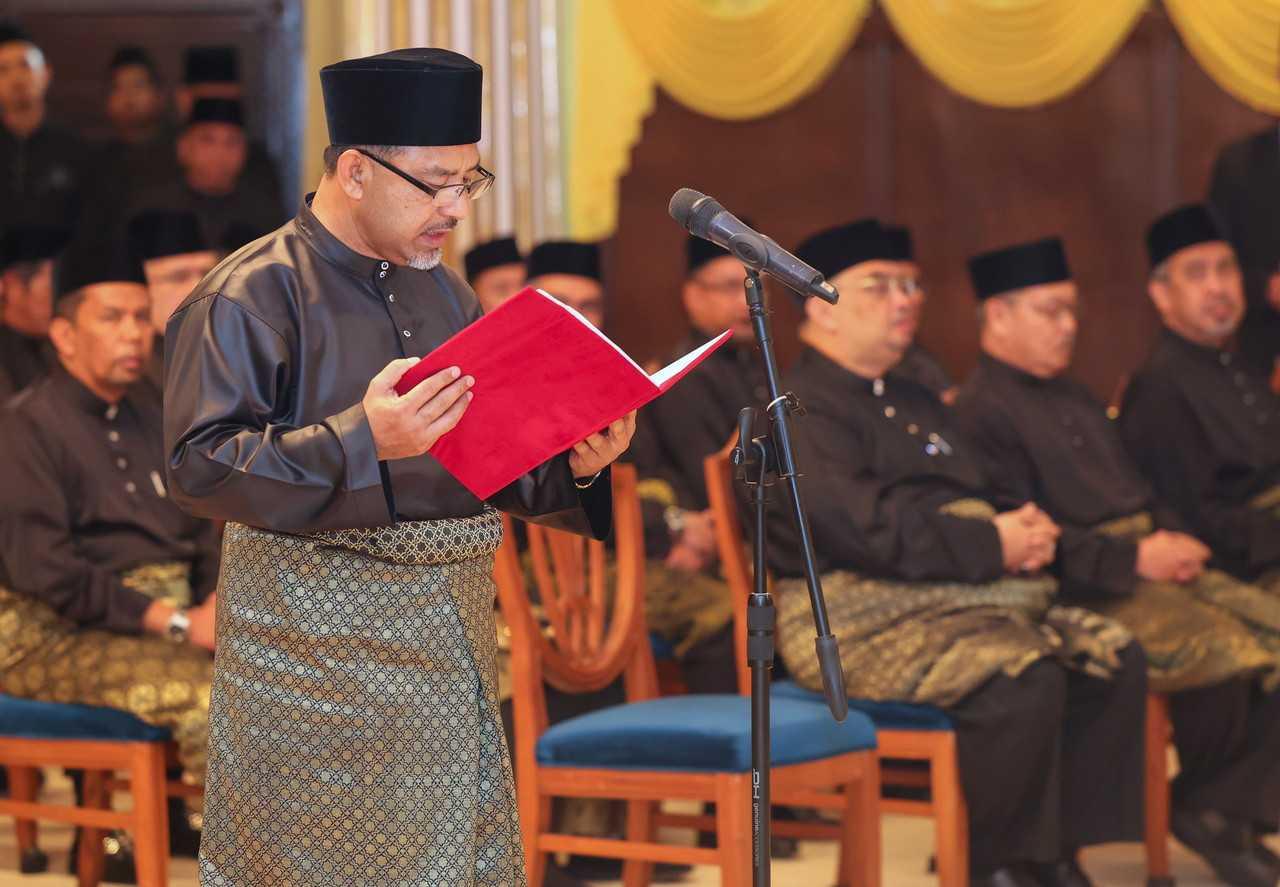 Meranti assemblyman Mohd Nassuruddin Daud takes his oath of office as Kelantan menteri besar in Kota Bharu, Aug 15. Photo: Bernama