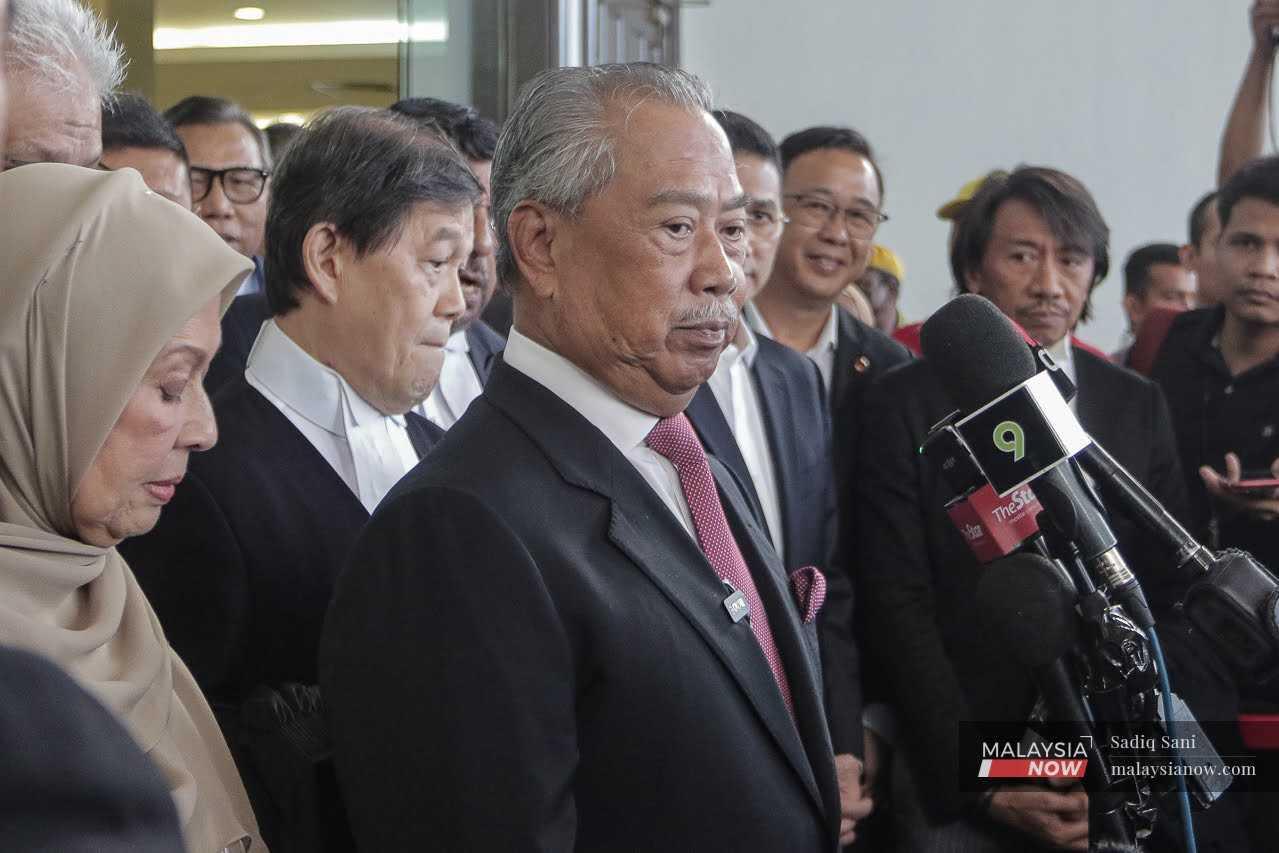 Pengerusi Perikatan Nasional Muhyiddin Yassin bercakap kepada media di Kompleks Mahkamah Kuala Lumpur, 15 Ogos.