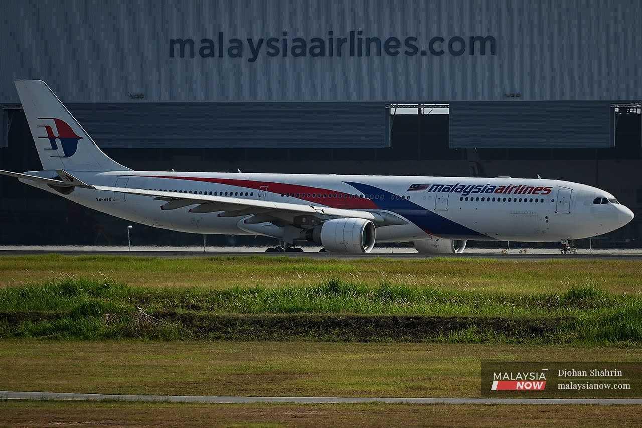 Sebuah pesawat Malaysia Airlines berada di atas lapangan di KLIA.