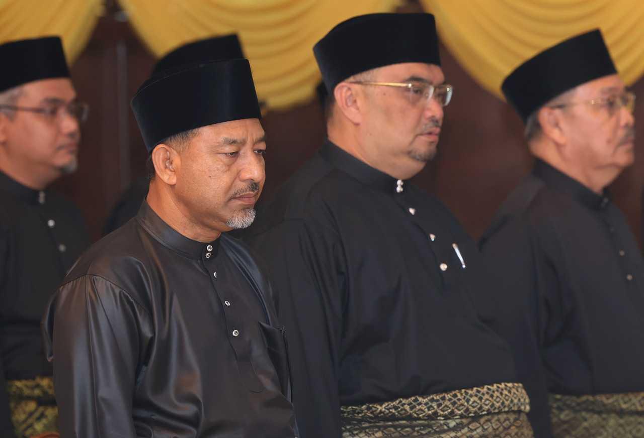 Mohd Nassuruddin Daud (left) was sworn in as Kelantan menteri besar, and Mohamed Fadzli Hassan (second from right) was appointed the deputy menteri besar at the state palace in Kubang Kerian, Aug 15. Photo: Bernama