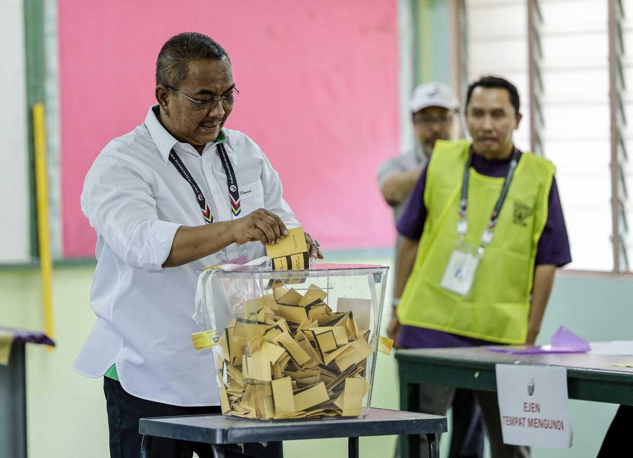 Menteri Besar Kedah Muhammad Sanusi Md Nor berkata beliau tidak berniat untuk menunjukkan kertas undi bertanda kepada media sebelum meletakkannya di dalam peti undi. Gambar: Bernama