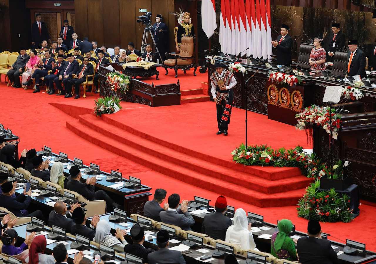 Indonesian President Joko Widodo bows to the parliament members before delivering his State of the Nation Address ahead of the country's Independence Day, at the parliament building in Jakarta, Indonesia, Aug 16. Photo: Reuters