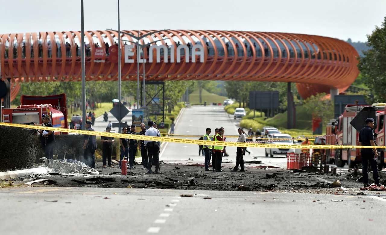 Sebuah pesawat ringan terhempas dan terbakar di Elmina, Shah Alam, petang tadi. Gambar: Bernama