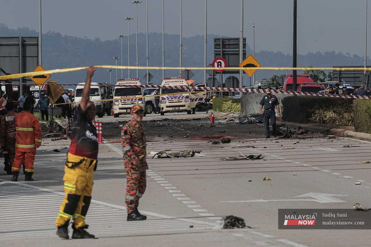 Polis, anggota bomba dan ambulans digerakkan ke tempat kejadian pesawat terhempas di Elmina, Shah Alam.