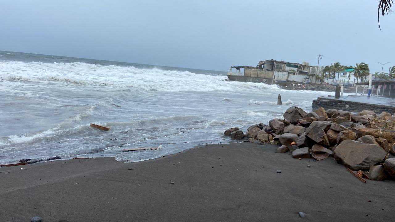 A view of the rough sea along a beach  in Manzanillo, in Colima state, Mexico, in this undated handout photo on Aug 17. Photo: Reuters