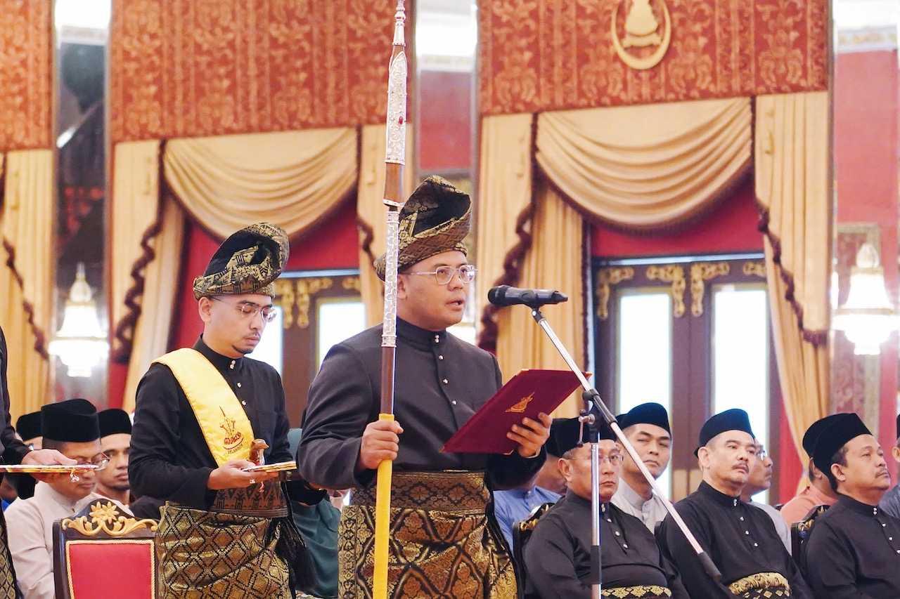 Sungai Tua assemblyman Amirudin Shari takes his oath of office as Selangor menteri besar in Klang today, Aug 21. Photo: Selangor Menteri Besar's Office