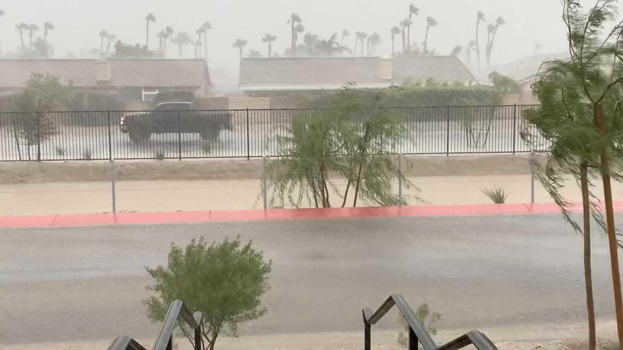 Angin kencang dan hujan lebat dilihat dari sebuah kediaman ketika Ribut Tropika Hilary menghampiri, di Cathedral City, California, AS 20 Ogos, dalam tangkap layar yang diperoleh daripada video media sosial. Gambar: Reuters