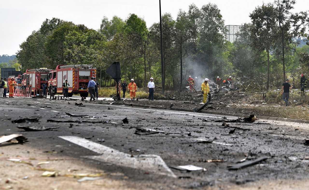 Lapisan abu hitam dan serpihan menutupi lokasi pesawat terhempas di Elmina, Shah Alam, 17 Ogos. Gambar: Bernama