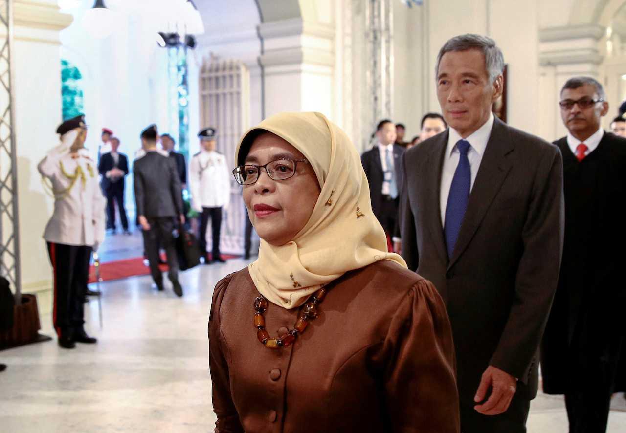 Halimah Yacob, flanked by Singapore Prime Minister Lee Hsien Loong, enters the state room before the presidential inauguration ceremony at the Istana Presidential Palace in Singapore, Sept 14, 2017. Photo: Reuters