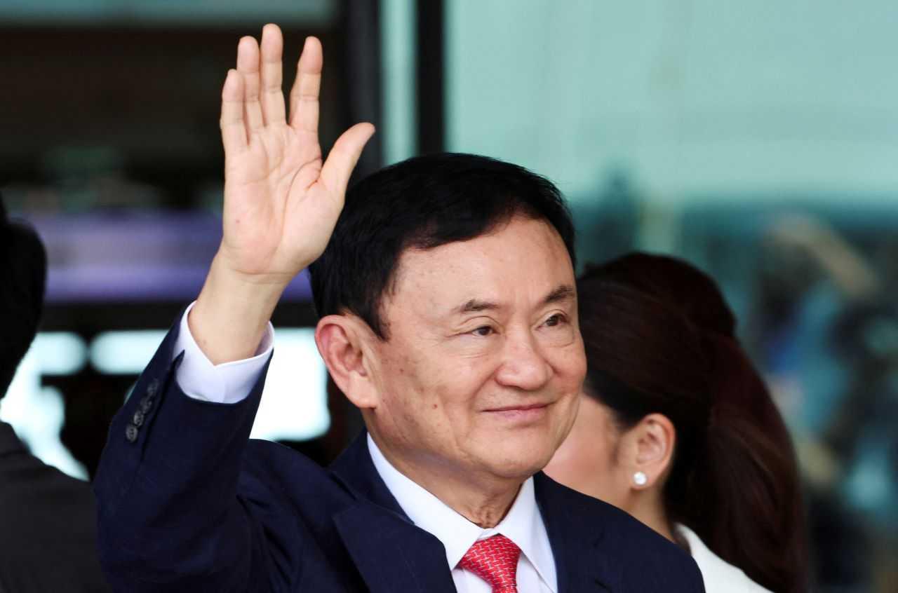 Bekas perdana menteri Thailand Thaksin Shinawatra, yang dijangka ditangkap sekembalinya ke tanah air selepas hidup dalam buangan hampir dua dekad, melambai di lapangan terbang Don Mueang di Bangkok, Thailand 22 Ogos. Gambar: Reuters