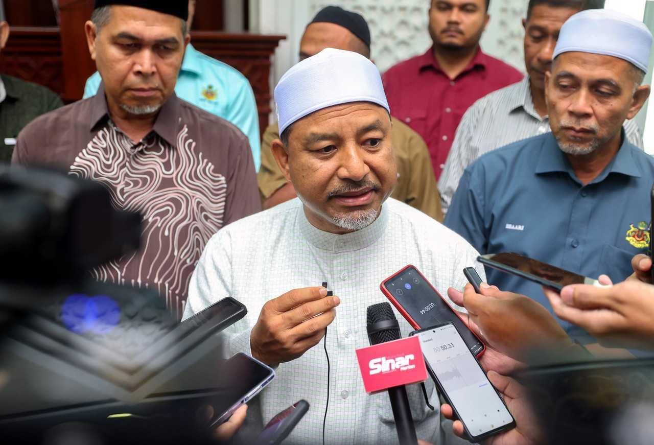 Menteri Besar Kelantan Mohd Nassuruddin Daud (kanan) menjawab pertanyaan pemberita selepas menyampaikan sumbangan pendahuluan kepada mangsa ribut di Masjid Mukim Kota di Kota Bharu, 20 Ogos. Gambar: Bernama