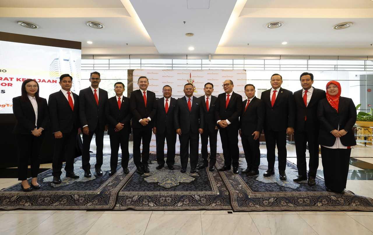 Selangor Menteri Besar Amirudin Shari (centre) with the state executive councillors at a press conference after the state executive council's special meeting in Shah Alam today, Aug 23. Photo: Bernama