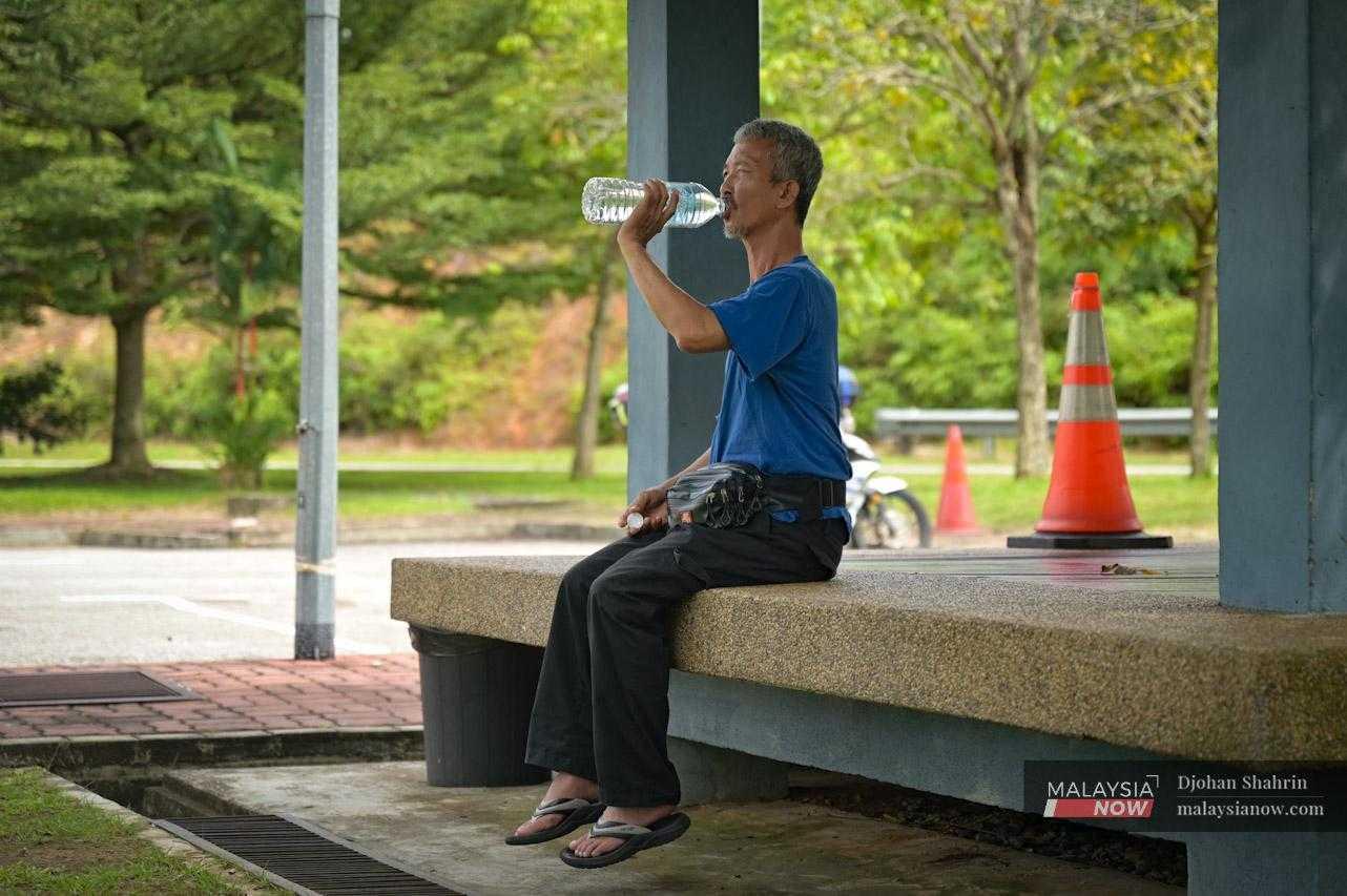 Despite being diagnosed with stage 3 cancer in March 2023, Ah Kok has been persevering through the crippling effects of his illness, hindered only by transportation issues. He needs money to repair his car and cover his medical expenses.