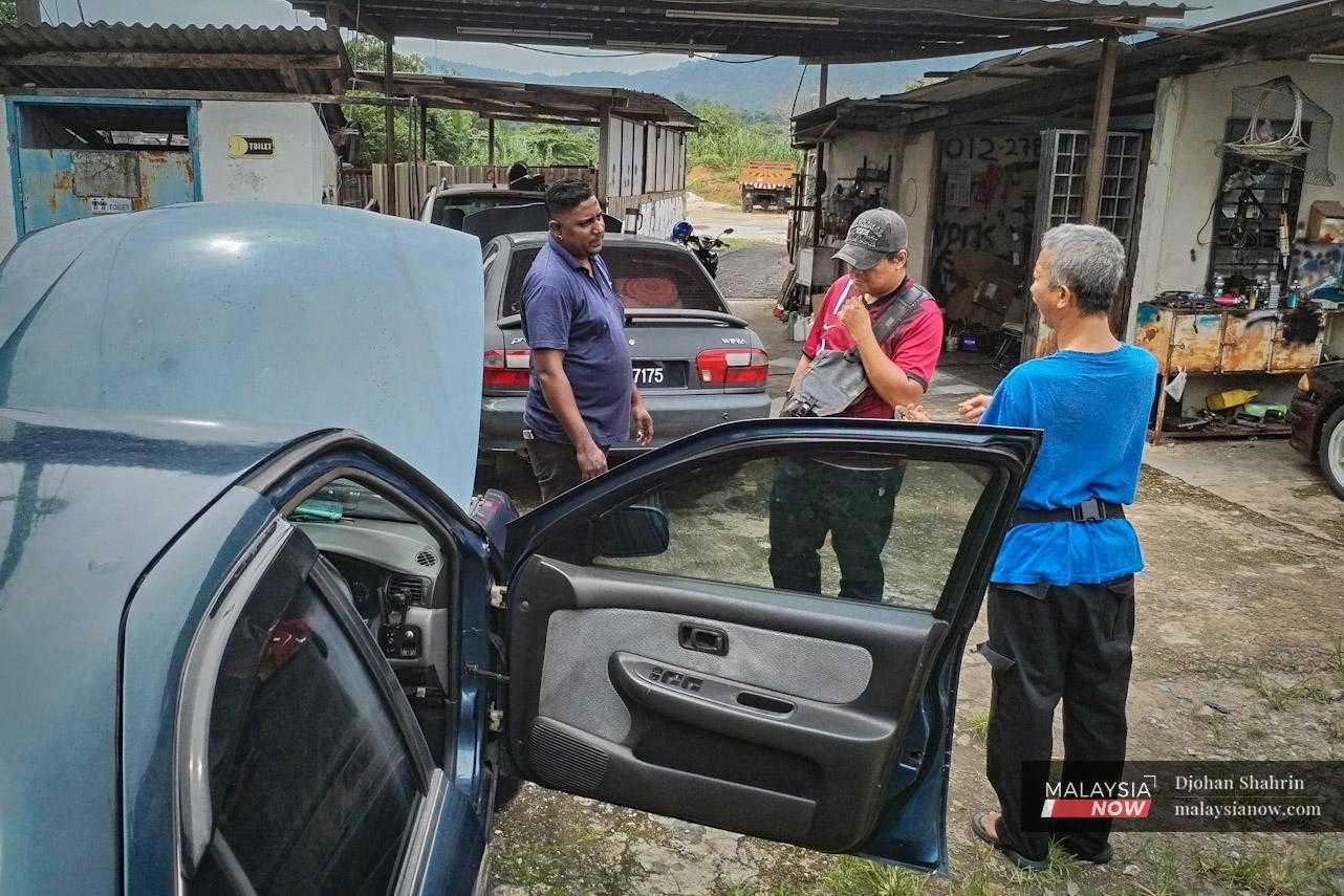 At the workshop, Ah Kok and Azhar speak with a mechanic, Arun, who informs them that the car has to be taken away as it has been left there for far too long and there are other cars that need to be repaired.