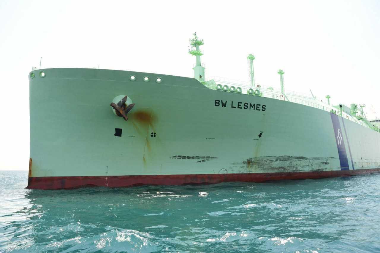 Kapal pengangkut gas asli cecair (LNG) BW Lesmes belayar, selepas ia diapungkan semula selepas berlanggar dengan Oil Products Tanker Burri, di laluan air Terusan Suez, Mesir, 23 Ogos. Gambar: Reuters