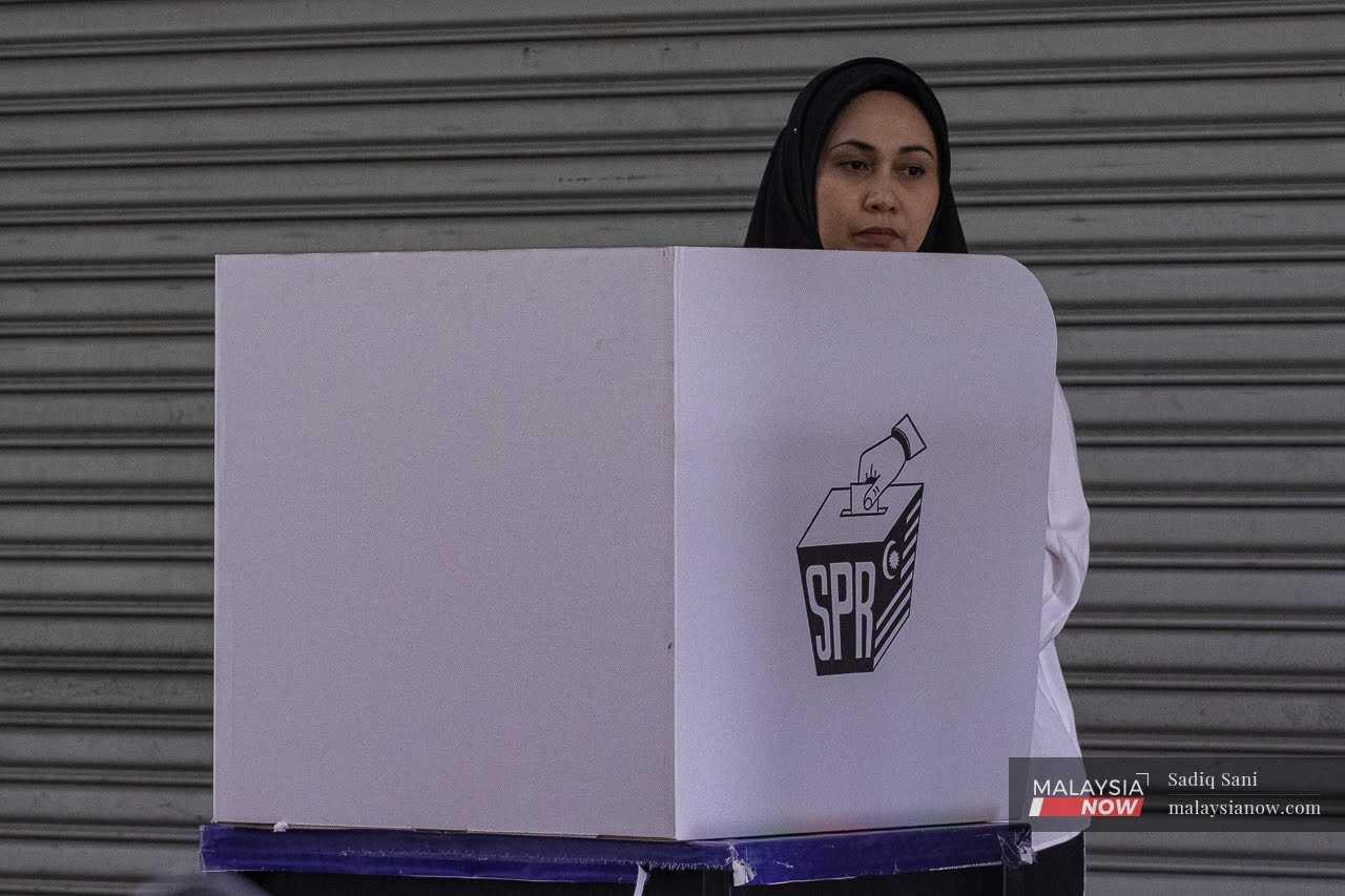 Setiausaha SPR Indera Ikmalrudin Ishak berkata Pusat Penamaan Calon bagi Parlimen Pulai adalah di Dewan Jubli Intan Sultan Ibrahim di Johor Bahru, manakala bagi DUN Simpang Jeram ditetapkan di Dewan Jubli Intan Sultan Ibrahim, Muar.