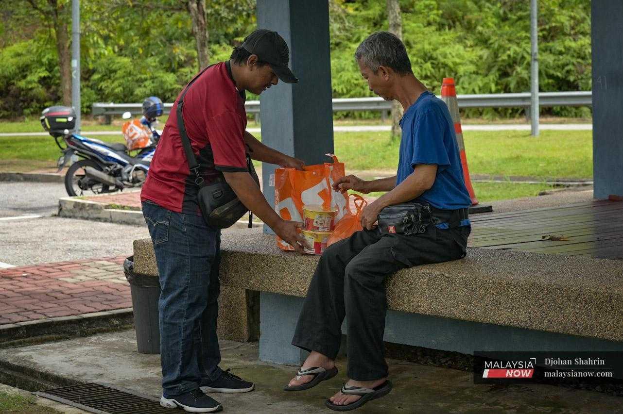 Azhar provides Ah Kok with food supplies, including instant noodles, bottled water, and, occasionally, packed chicken rice.