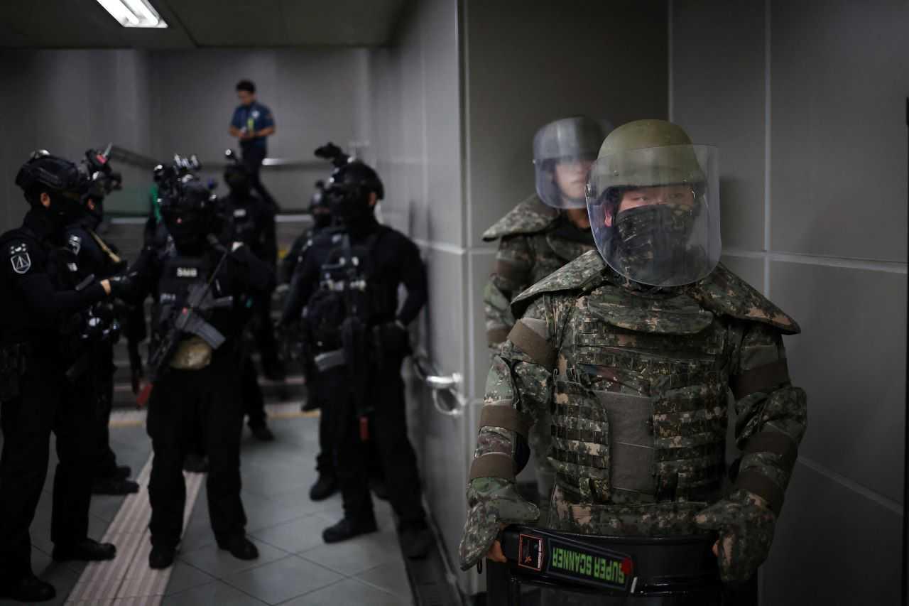 South Korean soldiers take part in an anti-terror drill as part of the annual Ulchi Freedom Shield joint military exercise between South Korea and US, at a subway station in Seoul, South Korea, Aug 22. Photo: Reuters